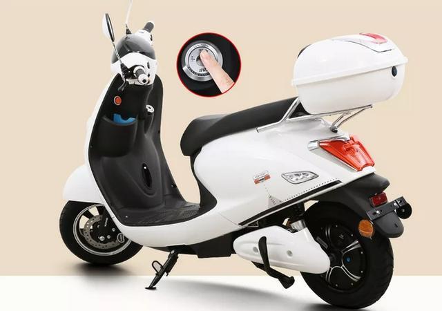 芒果电轻摩对细节的把控和追求是极致的,高亮led大灯,usb车载充电