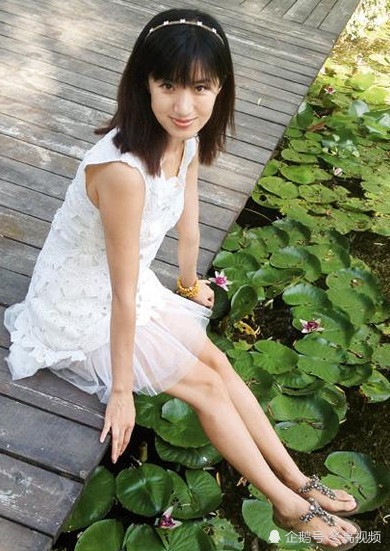 在比赛中成功胜出的冀玉华,也就此留在央视,正式成为央视的一名才貌双