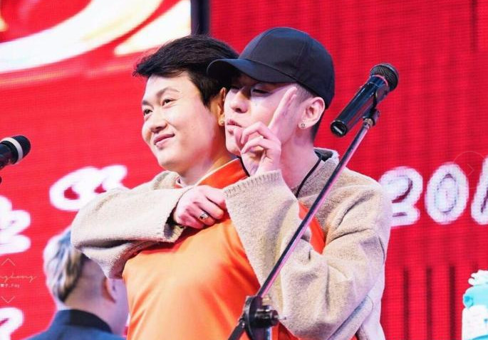 孟鹤堂一时口误致邢文昭成砸挂对象,观众呵斥跪下!他反应亮了!