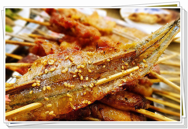东北有一个特色烤串,是鱼类的烤串,名字叫做棒棒鱼,首先这个鱼的鱼刺