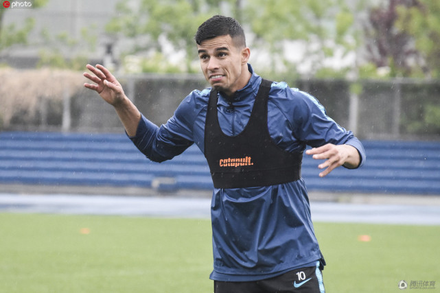 泰达训练乔纳森雨中挥舞双手 毛昊禹神情专注|天津泰达|乔纳森|中超