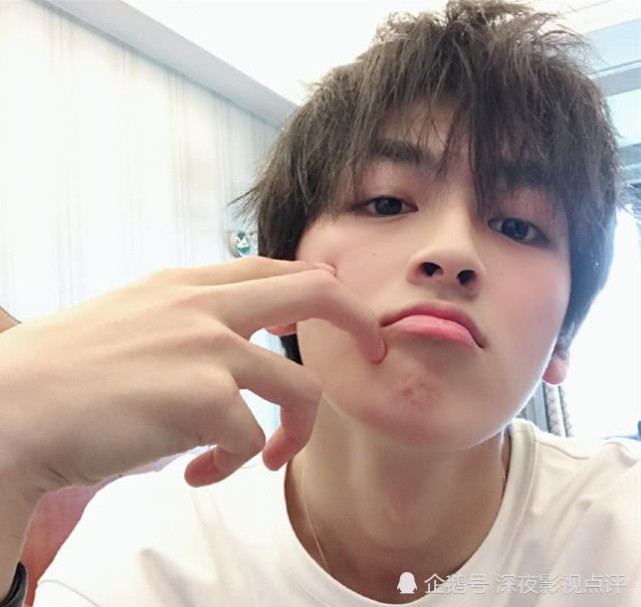 何洛洛笑起来很帅气,是因为何洛洛的五官,本身就长得特别好看,何洛洛