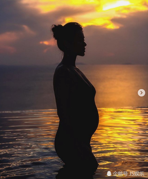 胡杏儿近照巧遮孕肚,戴圆框眼镜搞怪差点认不出,孕期发福明显