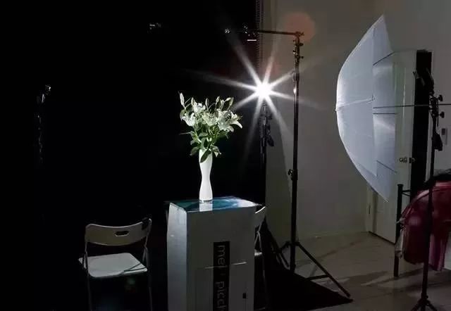 想要拍出背景暗 主体亮的照片 有哪些拍照技巧 拍照 闪光灯 摄影棚