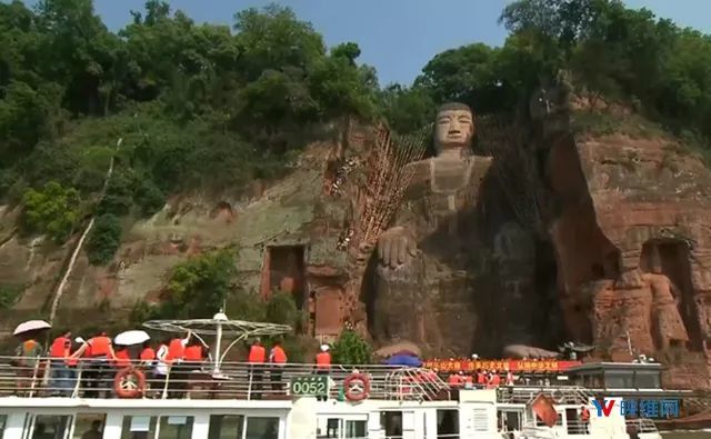 创维用8k vr直播让游客欣赏到乐山大佛的靓丽真颜