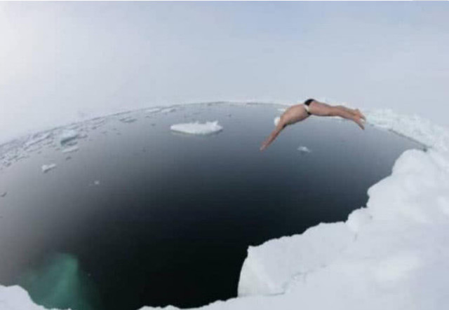 英国男子刘易斯 皮尤(lewis pugh)仅身穿泳裤在南极零下1.