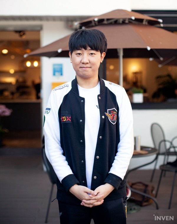 抱着这样的目的,韩国媒体采访了khan选手,谈起了他的性格,未来和一同