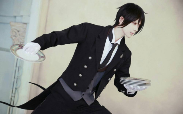 熊祁cos黑执事:赛巴斯神还原,看到葬仪屋,网友直呼要娶他!