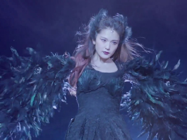 巴啦啦小魔仙变身靠咒语,奥特曼变身靠神器,而