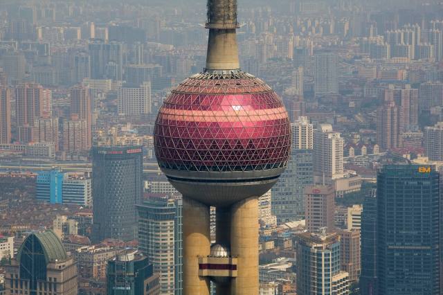 东方明珠塔:玻璃栈道刺激,看上海的繁华,犹如身临其境