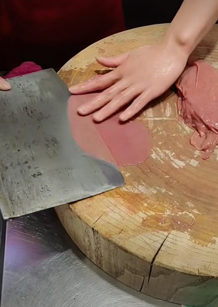 看大厨切猪腰子,8片32元一份,网友:12成本切出308利润