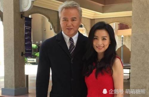 林瑞阳在美女中间跳舞,林瑞阳面带笑容,被网友赞心态年轻