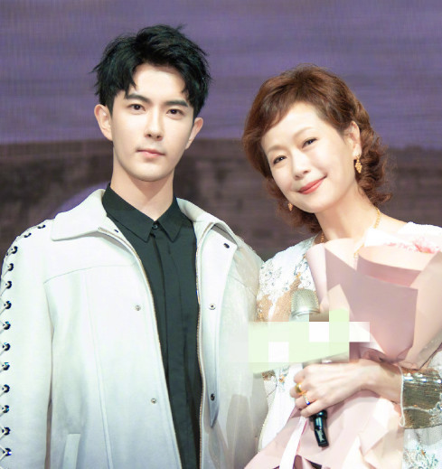 私底下他们的合照也重现了经典一幕,于朦胧非常绅士礼貌的撑着伞,浅浅