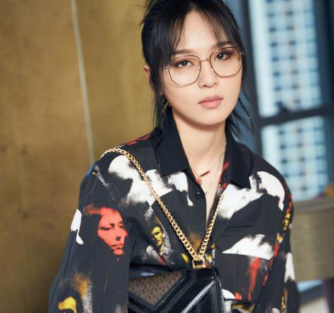 之前周笔畅经常在社交平台中上传和一名叫做joe大爷的合影,两人看起来