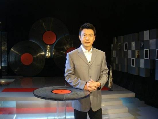 十年换了五位妻子,经曾的央视《新闻联播》播音员,最渣主持人
