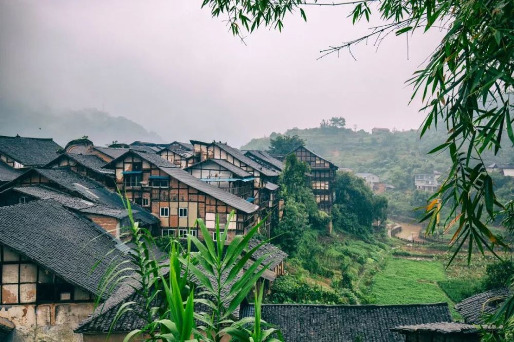 福寶古鎮的建築都是依山建樓,這裡的商業氣氛不是那麼的濃厚,一個