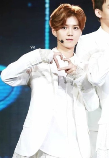 鹿晗教总裁比心,戳中萌点,网友:两人也是可爱的没谁了