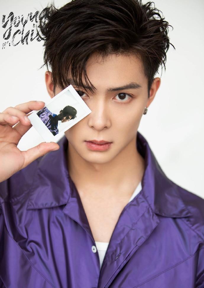 张铭恩这也太帅气了!忧郁的小眼神搭配西装,这颜值小奶狗必须盘