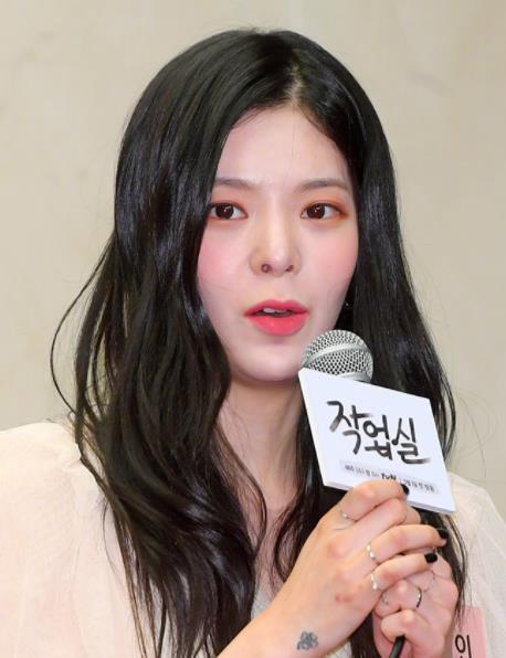 南太铉承认恋情后首度与女友同框,张才人妆容精致,鼻孔太抢镜