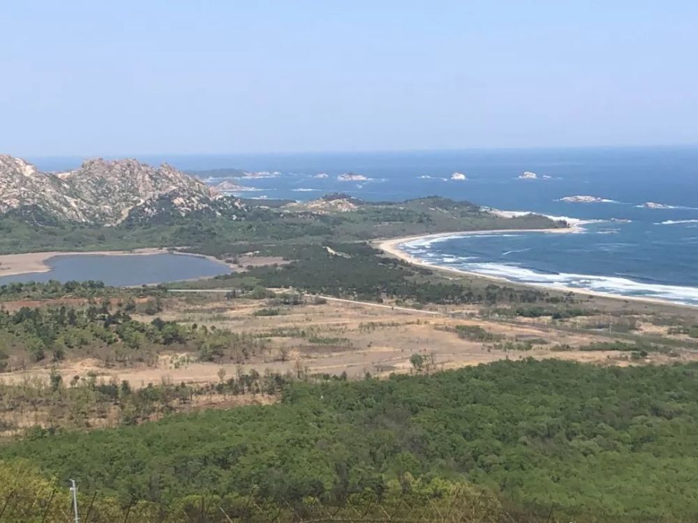 站在金刚山展望台远眺朝鲜境内的海金刚景色.新华社记者陆睿摄