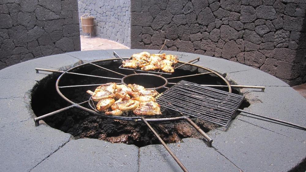 最没面子的火山岛:地貌如同月球表面,却被游客用来烧烤!