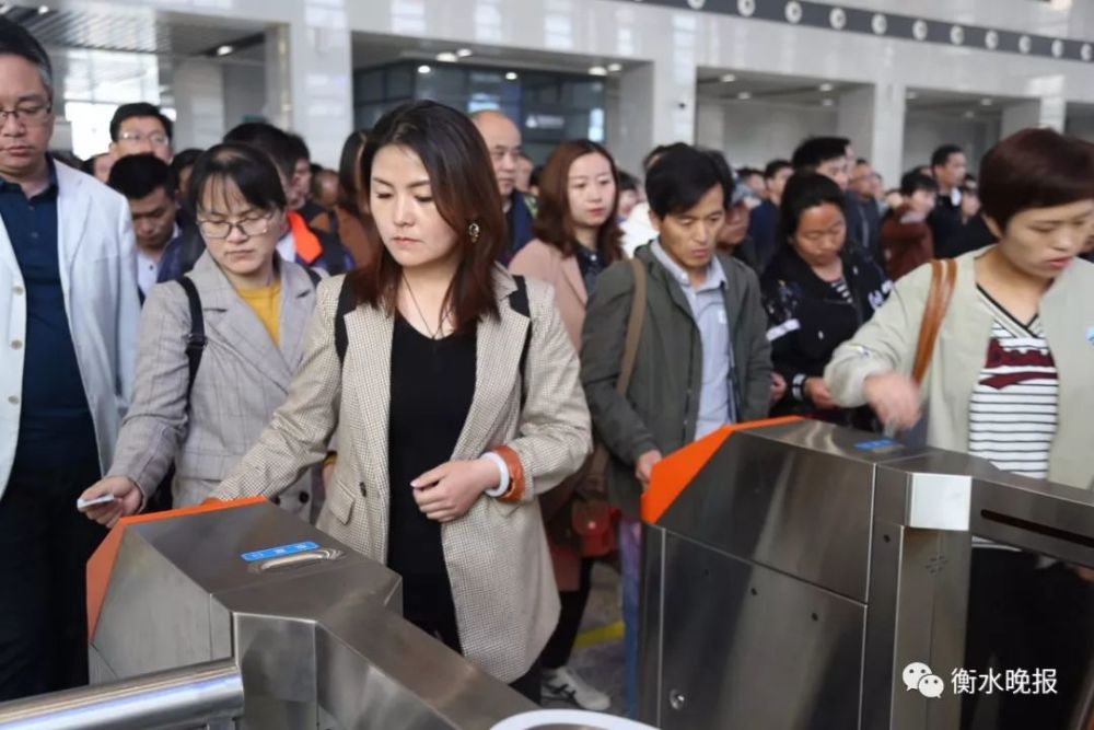 衡水首列始发高铁今晨开行!