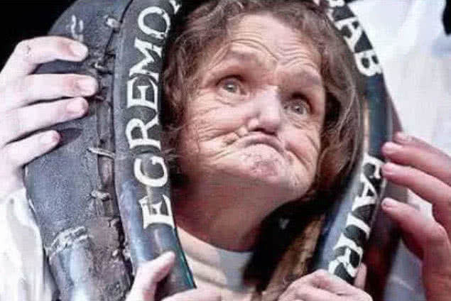 最恶心吉尼斯纪录:美女闻了5000只脚丫,网友:看