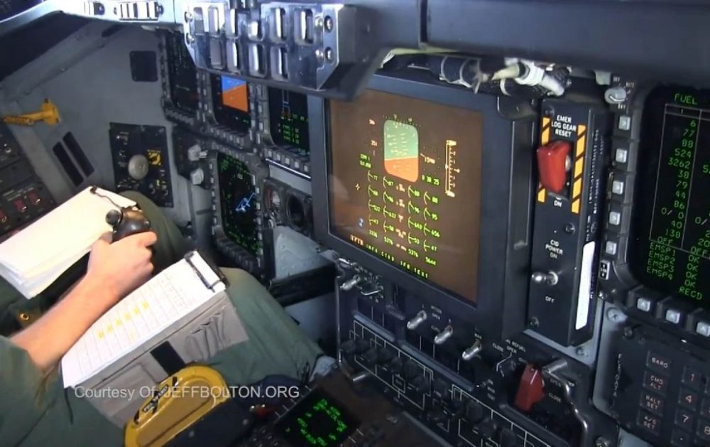 b2隐身轰炸机服役22年,首度公开座舱照,玻璃座舱不如轰6k