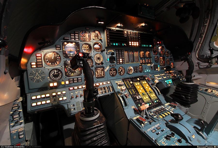 b2轰炸机驾驶舱内部图片