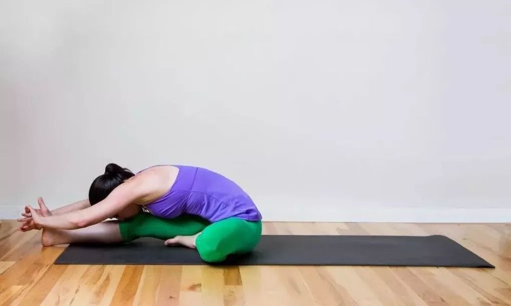 躯干向前向下 双手臂向后向上,保持5-8个呼吸 束角式 坐立在垫面上,屈