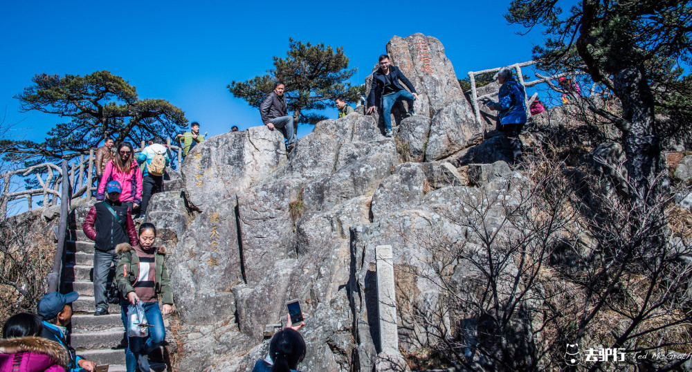 黄山最艰难的挑山夫:扁担都被压弯了,上去一趟也挣不了多少钱