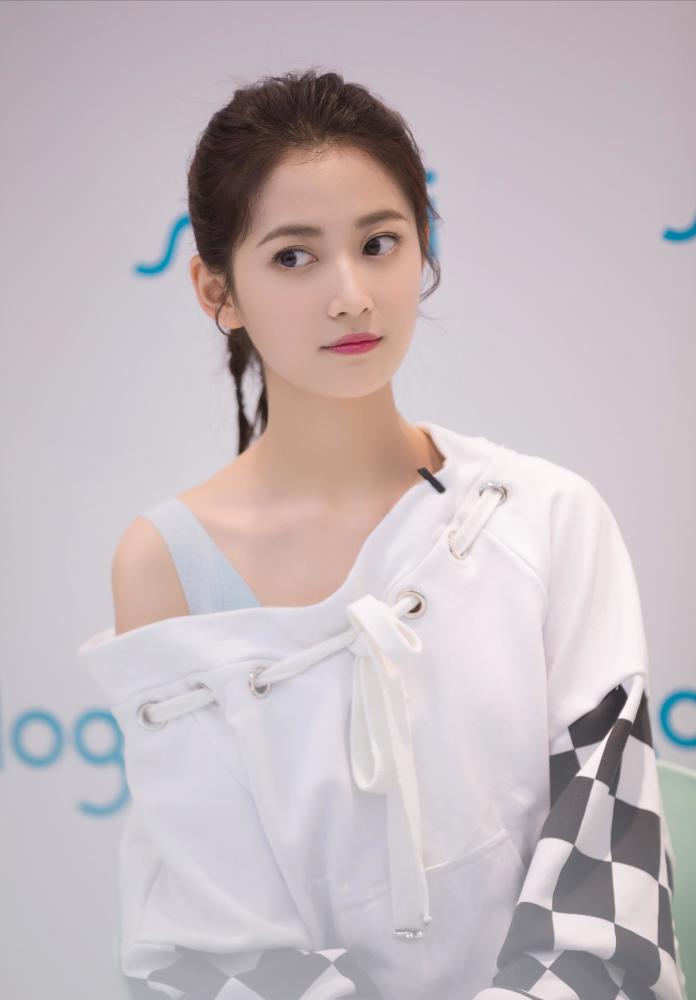 美人图赏 陈钰琪:黑白格斜肩拼接系带抽绳领卫衣