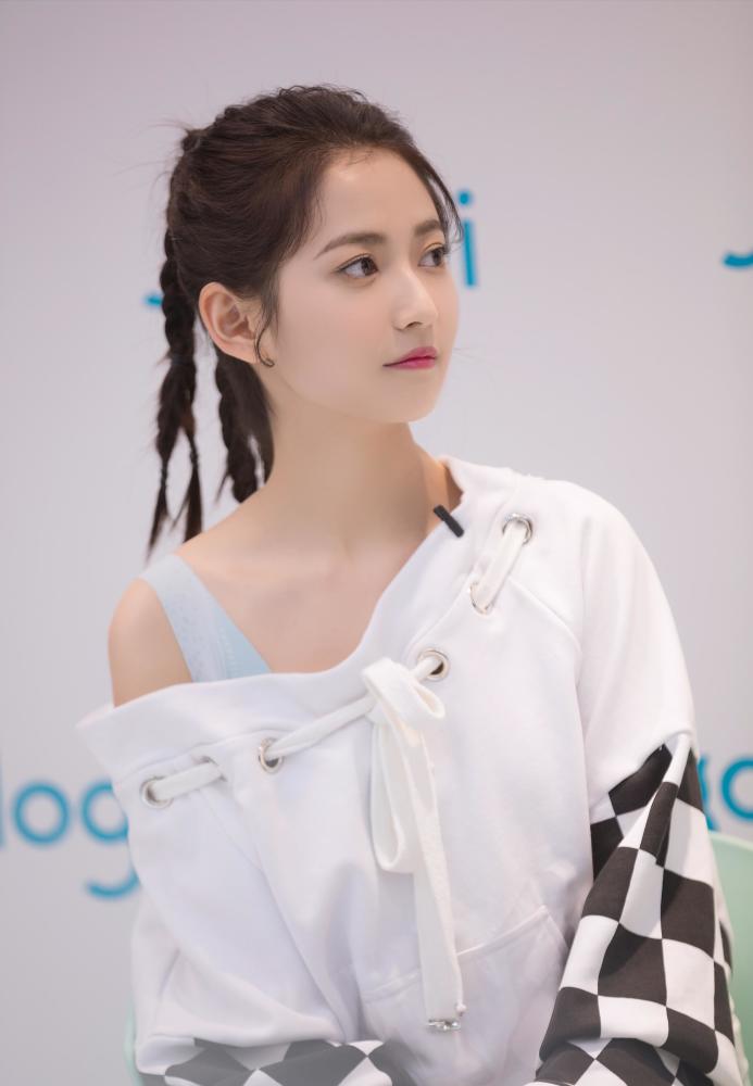 美人图赏 陈钰琪:黑白格斜肩拼接系带抽绳领卫衣