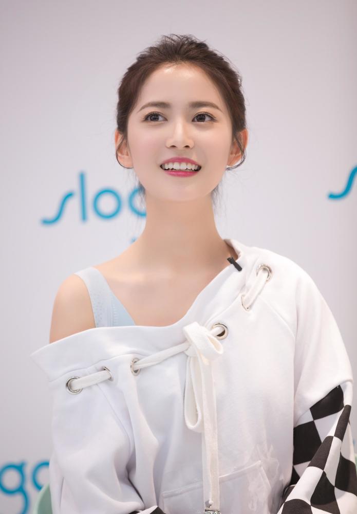 美人图赏 陈钰琪:黑白格斜肩拼接系带抽绳领卫衣