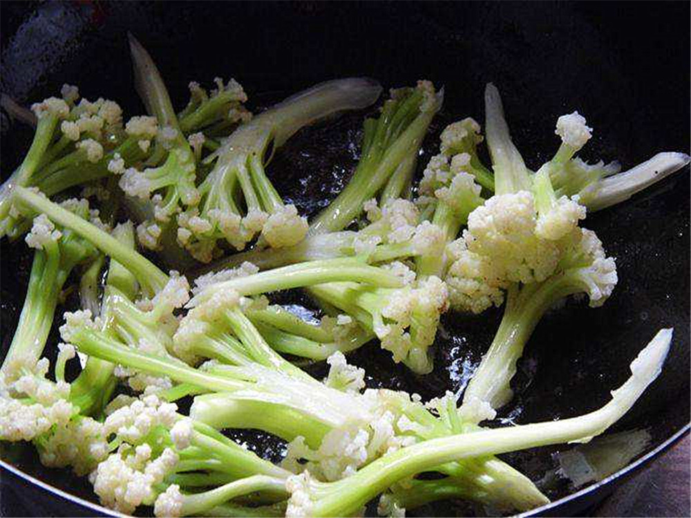 炒花菜不够味,跳过焯水的环节,换成这样做,花菜香脆爽口还入味