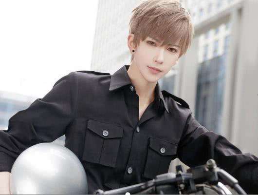 第一次看到熊叔汉服,注意力却在他腿上,网友表示想看熊祁女装!