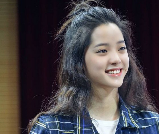 欧阳娜娜散着头发已经够美了,看到她的发际线,网友:我也想要!