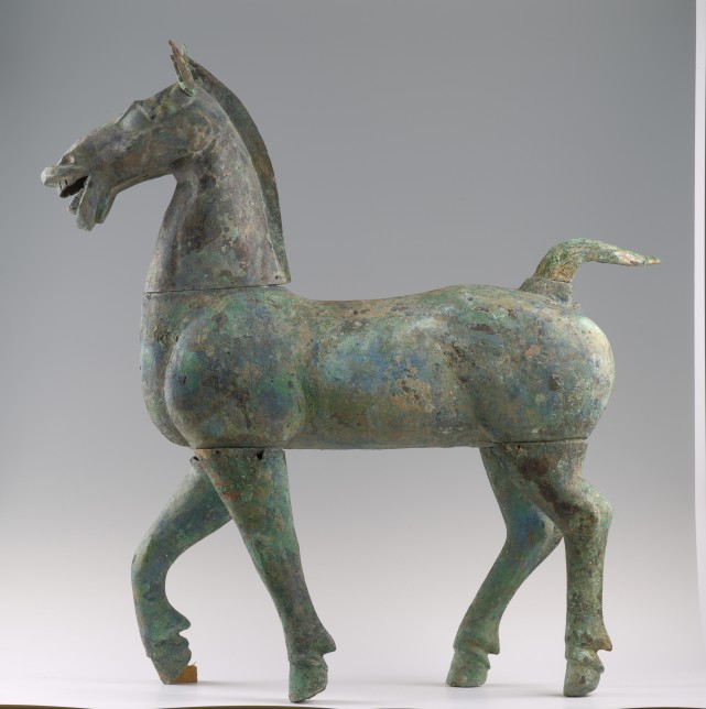 三峡出土最大青铜马——汉青铜马