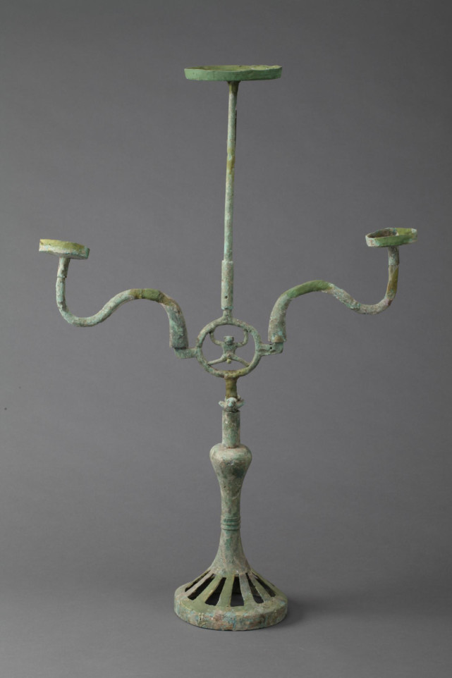 历史中独秀一枝的树汉三枝青铜灯