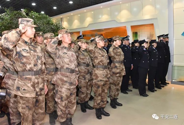 当日下午,二连浩特市公安局组织青年民警深入某边防部队开展军警"五四