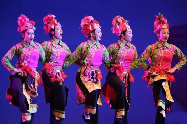 在彝家特殊的日子里,不论刮风下雨还是寒风刺骨,打歌调都会亘古不变地