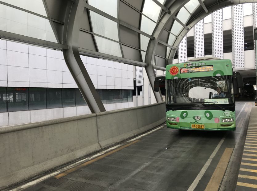 晚妹儿来到金沙公交站