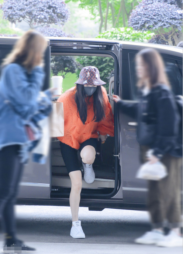 杨幂穿健美短裤素颜现身,高弹力紧身裤把腿型