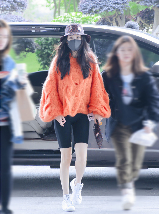 杨幂穿健美短裤素颜现身,高弹力紧身裤把腿型