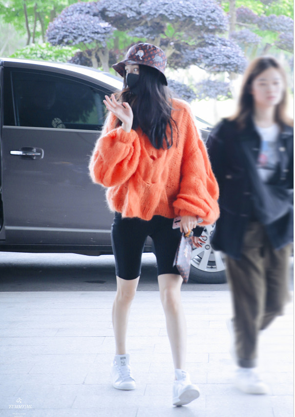 杨幂穿健美短裤素颜现身,高弹力紧身裤把腿型
