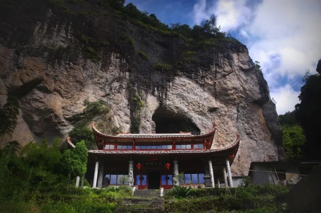 那罗寺峰突起九个小峰皆似狮子,或仰吼,或蹲伏,其中有一小峰最象站立