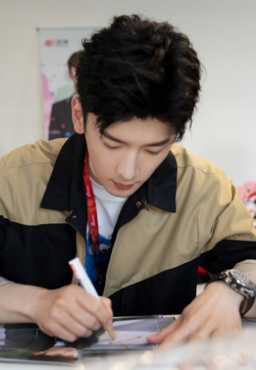 铠甲勇士这个集体中,并没有很大的看点,但是拿瓦的扮演者刘芮麟的背景