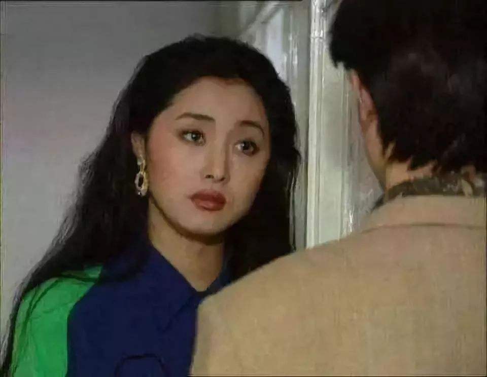 不过和妻子离婚后,没几年在执导电视剧《京都纪事》的时候与当时的女