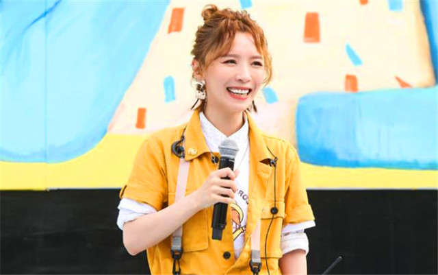 黄雅莉"借光计划"火爆展地,各路明星都来支持,她的到来引回忆