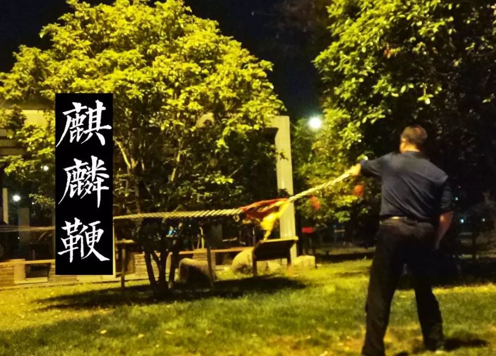 这位大爷手上拿的,是一根长长的铁链子,甩起来使劲儿一挥,能发出比